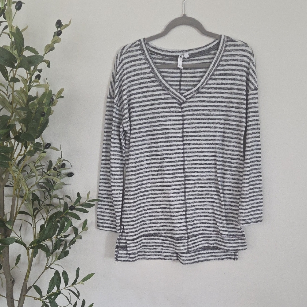 Gable & Gauge Striped V-Neck Women's Top - Black and White Sz S